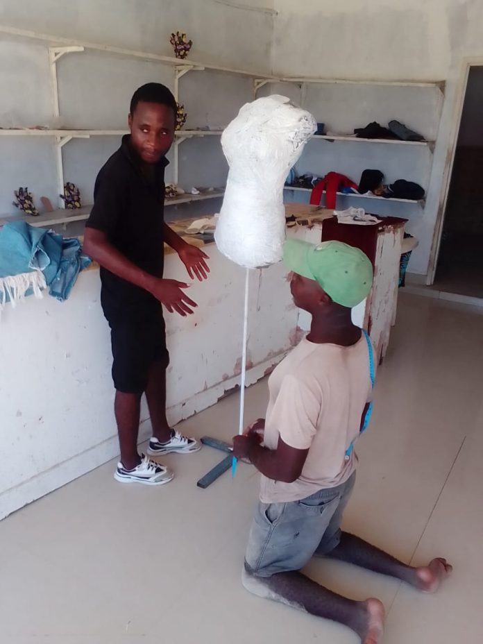 Projeto de costura em angola ajuda pessoas com deficiencia fisica
