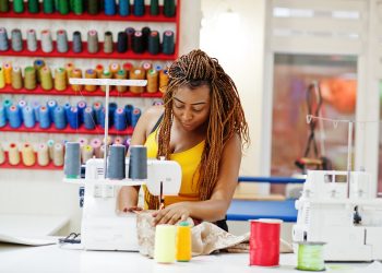 Pesquisa inédita sobre mulheres costureiras autônomas mostra maioria negra e que metade já sofreu problemas de saúde em decorrência do trabalho