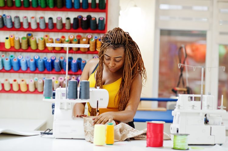 Pesquisa inédita sobre mulheres costureiras autônomas mostra maioria negra e que metade já sofreu problemas de saúde em decorrência do trabalho