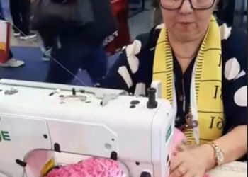 Vovó Laíres no estande da Zoje na Mega Artesanal 2024