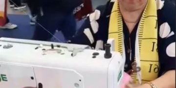 Vovó Laíres no estande da Zoje na Mega Artesanal 2024