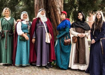 Márcia e a Magia do Medievalismo: Uma História de Paixão e Arte