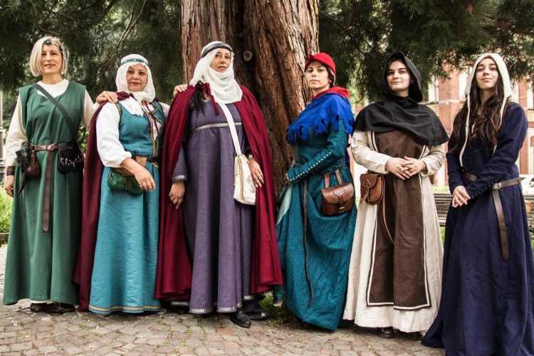 Márcia e a Magia do Medievalismo: Uma História de Paixão e Arte