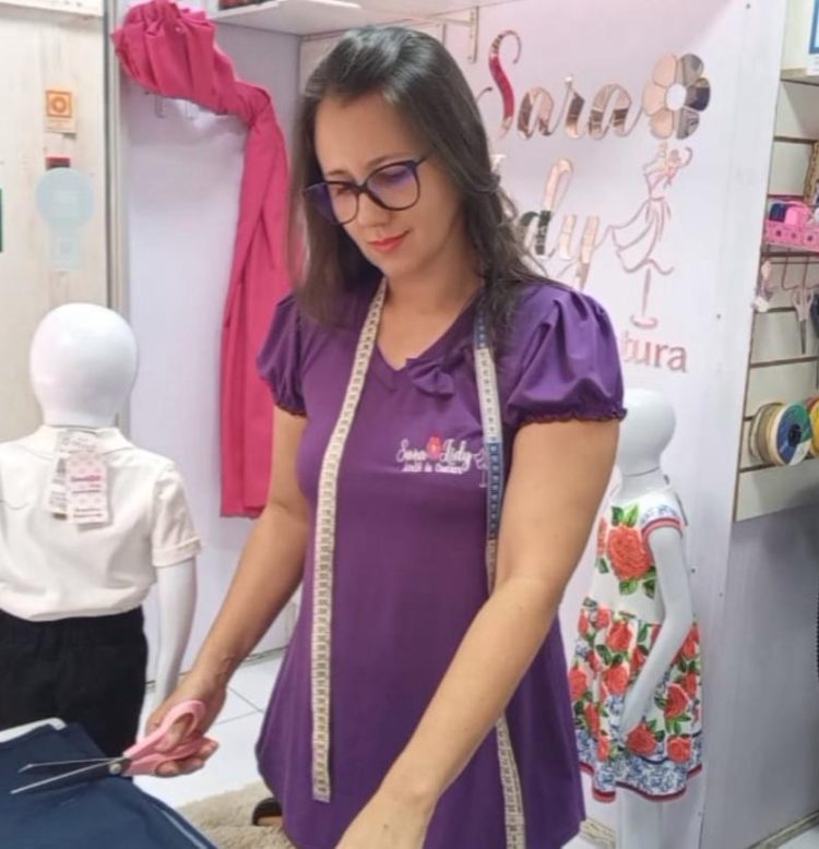 Costureira Lindiana Encontra Sucesso Após Superação de Desafios