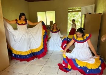De Enfermeira a Costureira de Mão Cheia, Carla Sfreddo mostra seu talento costurando trajes típicos