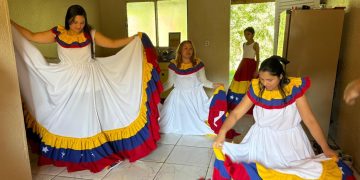 De Enfermeira a Costureira de Mão Cheia, Carla Sfreddo mostra seu talento costurando trajes típicos