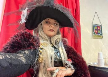 Brasileira Conquista 2º Lugar em Concurso de Fantasias na Itália com Interpretação da Deusa Hecate