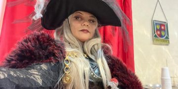 Brasileira Conquista 2º Lugar em Concurso de Fantasias na Itália com Interpretação da Deusa Hecate