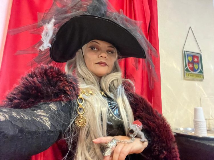 Brasileira Conquista 2º Lugar em Concurso de Fantasias na Itália com Interpretação da Deusa Hecate