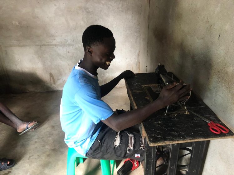 IDD segue apoiando as ações do jovem costureiro angolano Domingos Calete Ngonga