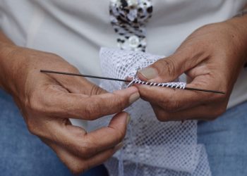 Artesol documenta histórias das rendas e bordados brasileiros em livro inédito