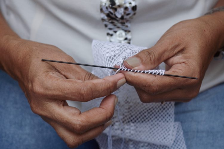 Artesol documenta histórias das rendas e bordados brasileiros em livro inédito