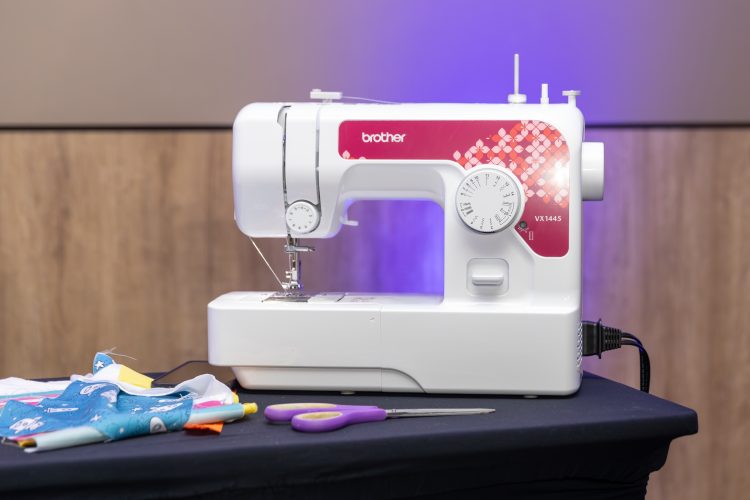 Brother lança nova máquina de costura compacta para iniciantes