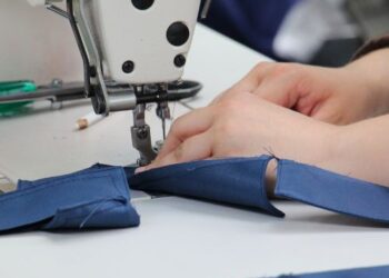 Como Conseguir uma Oportunidade na Indústria como Costureira