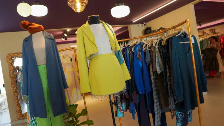 Brechós impulsionam renda e independência financeira para mulheres