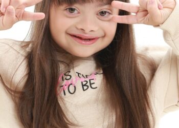 Editorial de moda encantador celebra o Dia Mundial da Síndrome de Down