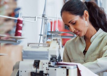 Por que Faltam Costureiras na Indústria Enquanto a Geração Z Domina a costura nas Redes?