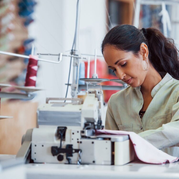 Por que Faltam Costureiras na Indústria Enquanto a Geração Z Domina a costura nas Redes?