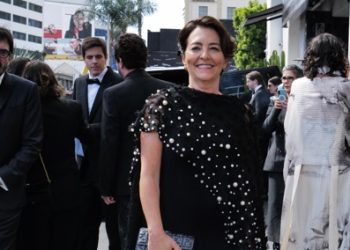 Maria Carlota Bruno veste Lethicia Bronstein no tapete vermelho do Oscar