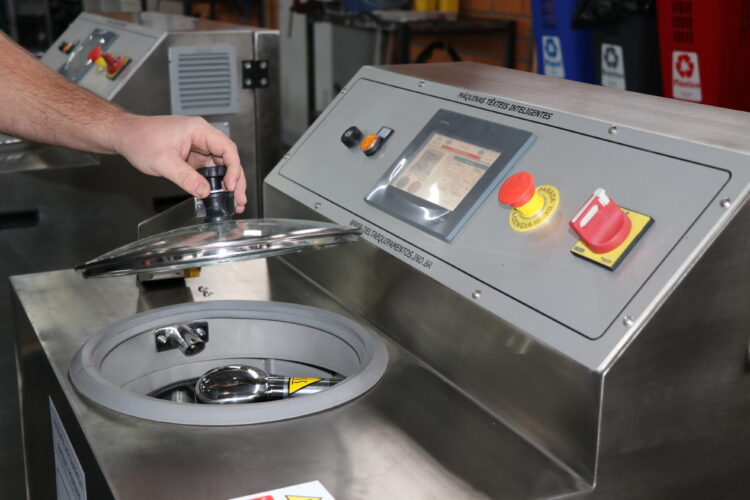 Tecnologia reduz em 80% o consumo de água no processo de testagem de tecidos