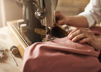 Negócio invisível, demanda constante o setor de costura ressurge como elo vital do consumo consciente