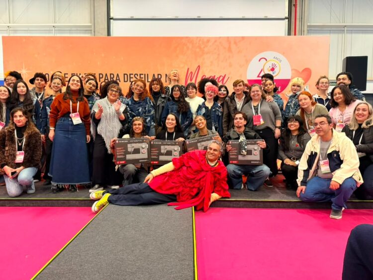 Jovens da ETEC/SP são premiados com máquinas Singer em desafio de moda realizado na Mega Artesanal